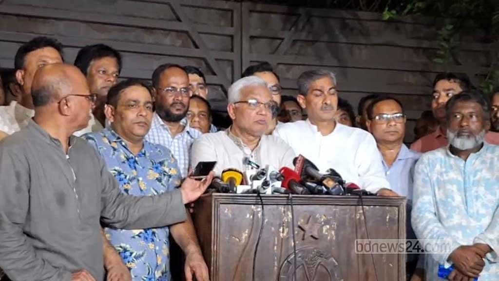 হাসপাতাল থেকে খালেদা জিয়াকে বাসায় নেওয়ার পর ‘ফিরোজা’র সামনে সাংবাদিকদের ব্রিফ করেন তার ব্যক্তিগত চিকিৎসক এজেডএম জাহিদ হোসেন 