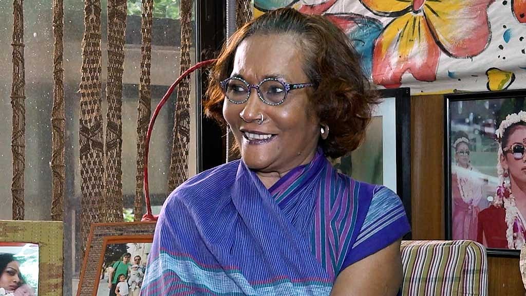 স্বাধীনতার পরের বছর ফ্যাশন ডিজাইনিংয়ে পড়তে যুক্তরাজ্যে যান বিবি রাসেল। পড়াশোনা শেষে তিনি সেখানেই ডিজাইনার ও মডেল হিসেবে প্রতিষ্ঠিত হন, দেশে ফেরেন ১৯৯৪ সালে। গড়ে তুলেছেন বিবি’জ প্রোডাকশন।