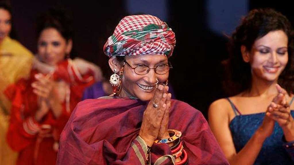 ফ্যাশন ডিজাইনিংয়ের পাশাপাশি মডেল হিসেবেও বিশ্বে বাংলাদেশকে তুলে ধরেছেন বিবি রাসেল। বিশ্বজুড়েই আছে তার পরিচয়।