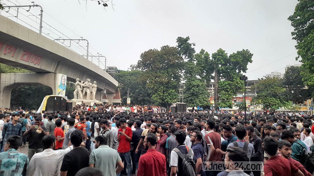 প্রথম ও দ্বিতীয় শ্রেণির চাকরিতে কোটা বাতিল করে দেওয়া পরিপত্র অবৈধ ঘোষণার রায়ে স্থিতাবস্থা জারির পরও ‘বাংলা ব্লকেড’ কর্মসূচি চালিয়ে যাওয়ার ঘোষণার মধ্যে এবার রাস্তায় নেমেছে ছাত্রলীগও। তারা কোটা আন্দালনকারীদের বিরোধিতা করছে।