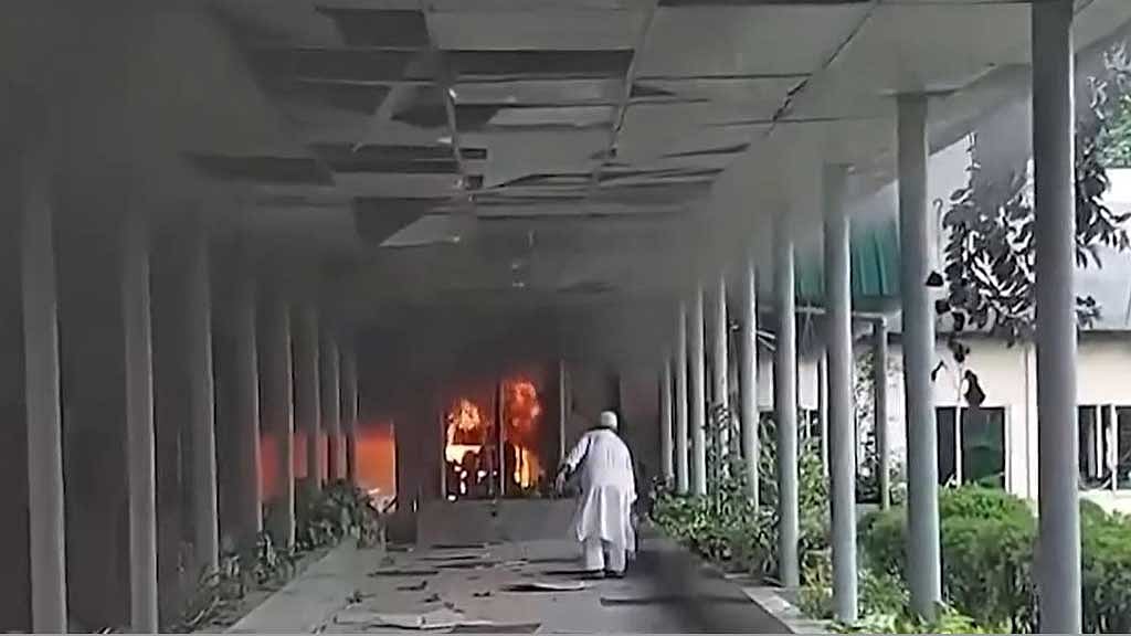 বেলা ২টায় বিটিভি ভবনে আগুন দেওয়া হয়। এরপর চার ঘণ্টাতেও সেখানে পৌঁছতে পারেনি ফায়ার সার্ভিস। ফলে আগুন জ্বলেই চলেছে।