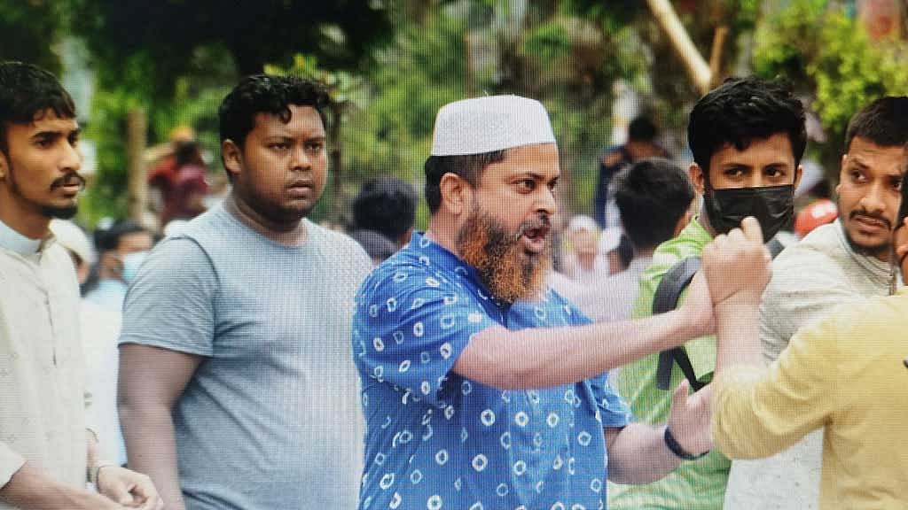 চট্টগ্রামের আন্দরকিল্লা এলাকায় মিছিল ও ভাঙচুরের সিসিটিভি ফুটেজ দেখে মো. ইসমাইল চৌধুরীকে গ্রেপ্তার করে পুলিশ।