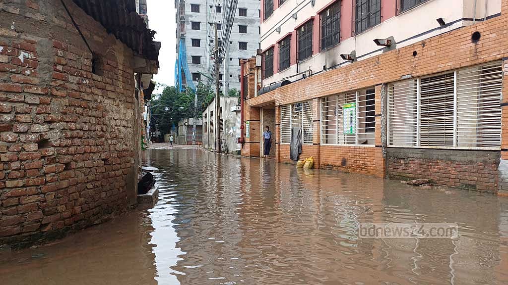 বর্ষায় বাসা থেকে নামলেই পানি, সিটি করপোরেশনে আসার আট বছরেও সমাধান পায়নি দক্ষিণখানবাসী।