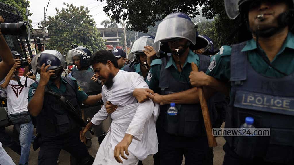 ডকাসুর সাবেক সমাজসেবা সম্পাদক ও গণতান্ত্রিক ছাত্রশক্তির সভাপতি আখতার হোসেনকে রাজু ভাস্কর্যের সামনে থেকে ধরে নিয়ে যায় পুলিশ। 