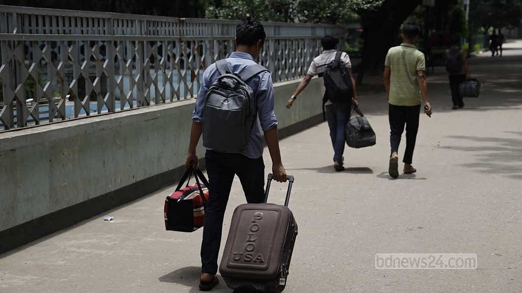 ১৬ জুলাই ঢাকা বিশ্ববিদ্যালয়ের হল ছেড়ে যান শিক্ষার্থীরা। ফাইল ছবি। 