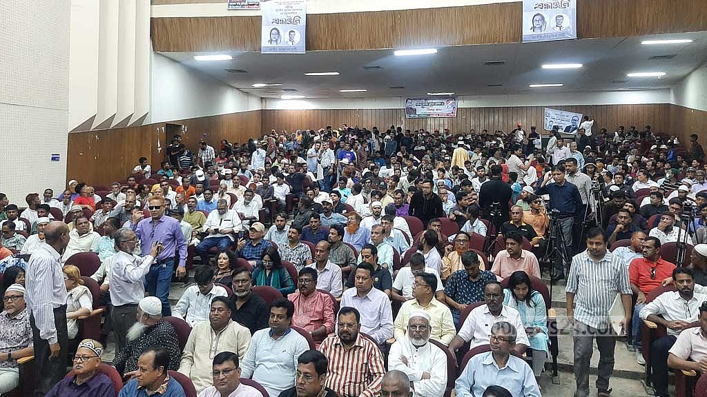 এরশাদের মৃত্যুবার্ষিকীতে জাতীয় পার্টি আয়োজিত স্মরণসভায় শ্রোতারা।