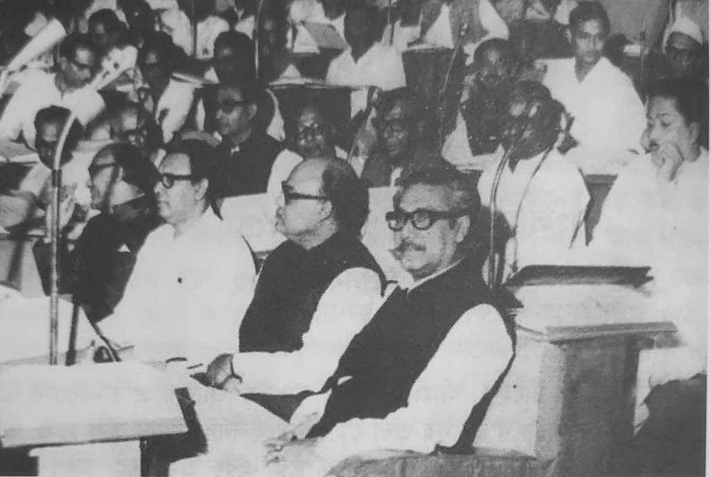 গণপরিষদের বৈঠকে বঙ্গবন্ধুর সঙ্গে তাজউদ্দীন আহমদ (ডান থেকে তৃতীয়)