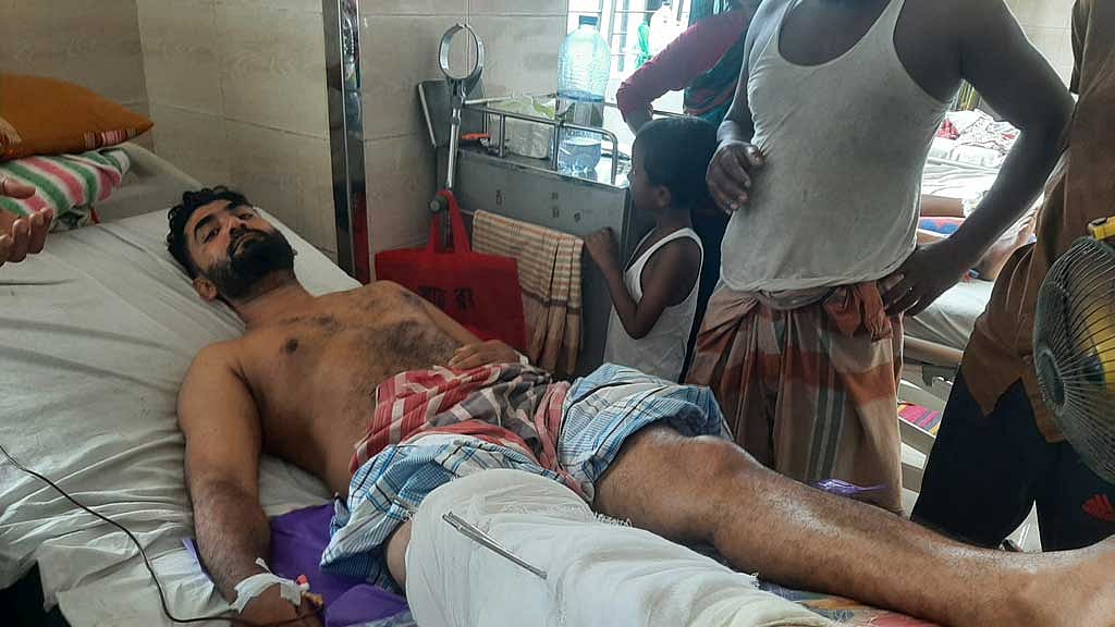 গত ১৯ জুলাই মিরপুর-১০ নম্বরে ভাড়ার মোটর সাইকেলে করে যাওয়ার সময় গুলিবিদ্ধ হন ইরমান হোসেন। তিনি বলছেন, বিভিন্ন ভবনের ছাদ থেকেও গুলি হচ্ছিল। 