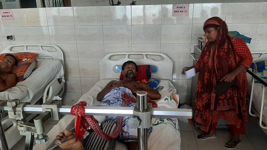 গুলশানের গুদারাঘাট এলাকায় পায়ে গুলিবিদ্ধ হয় খলিলুর রহমানের। সেই পাটা রক্ষার চেষ্টা করছেন চিকিৎসকরা। 
