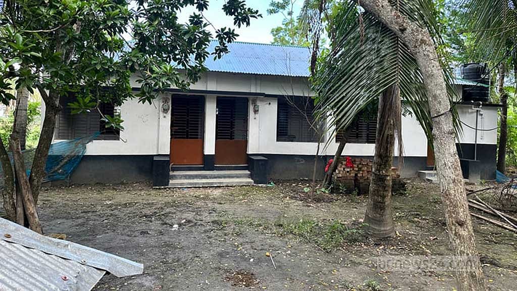 যশোরের রায়েরমহল খালপাড়ে খলিলুরের একতলা বাড়ি। 