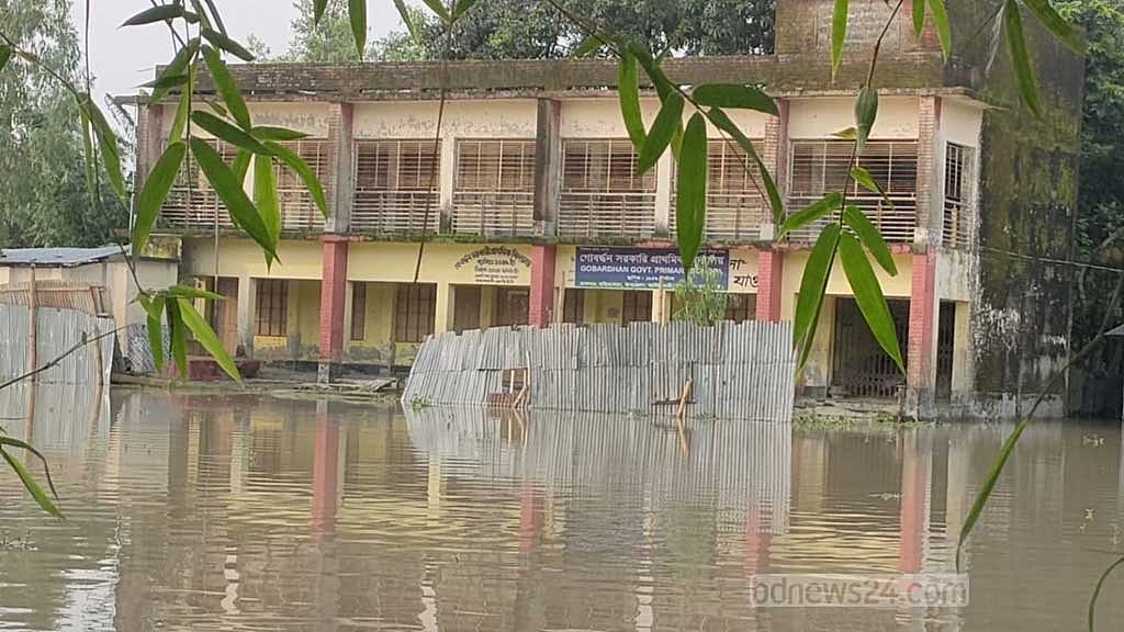 পানিতে ডুবে যাওয়া আদিতমারী উপজেলার মহিষখোচা ইউনিয়নের গোবরর্দ্ধন সরকারি প্রাথমিক বিদ্যালয়। 