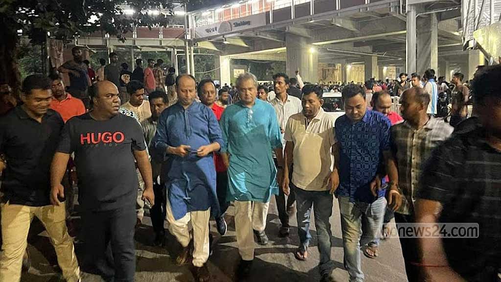 শাহবাগ মোড়ে ছাত্রলীগের সাবেক নেতাদের বিক্ষোভে তথ্য প্রতিমন্ত্রী মোহাম্মদ এ আরাফাত।