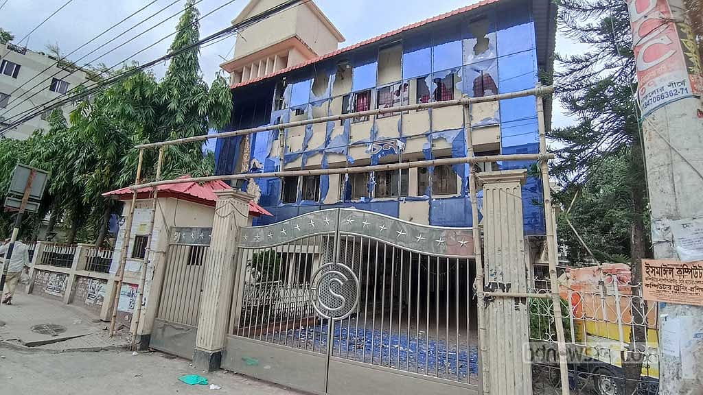 পুলিশ বলছে, মোহাম্মদপুরে হামলা ছিল ব্যাপক। তারা থানা ও ফাঁড়ি গুঁড়িয়ে দিয়ে গণভবনের দিকে আসার চেষ্টা করেছিল।