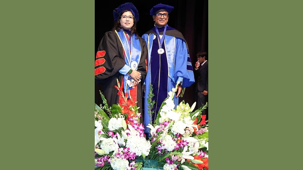 সমাবর্তন সমাবেশে উপাচার্য আবুবকর হানিপ এবং চিফ ফিন্যান্সিয়াল অফিসার ফারহানা হানিপ