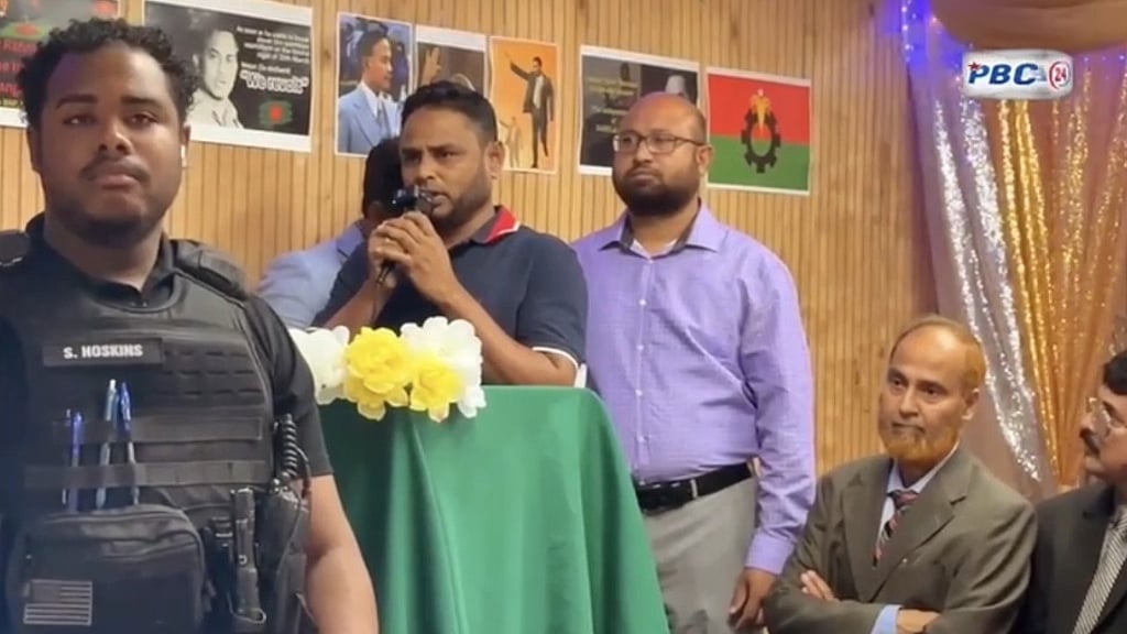 শেষে সভা অনুষ্ঠিত হয় পুলিশ প্রহরায়।  