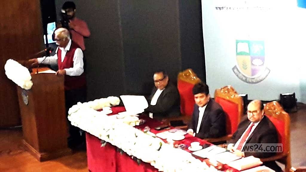 ‘দুর্নীতি ও দুর্নীতিমুক্ত সমাজ-গঠন সম্বন্ধে বঙ্গবন্ধুর ভাষ্য’ শীর্ষক সেমিনারে মূল প্রবন্ধ উপস্থাপন করেন জাতীয় বিশ্ববিদ্যালয়ের বঙ্গবন্ধু চেয়ার অধ্যাপক ড. হারুন অর রশিদ।