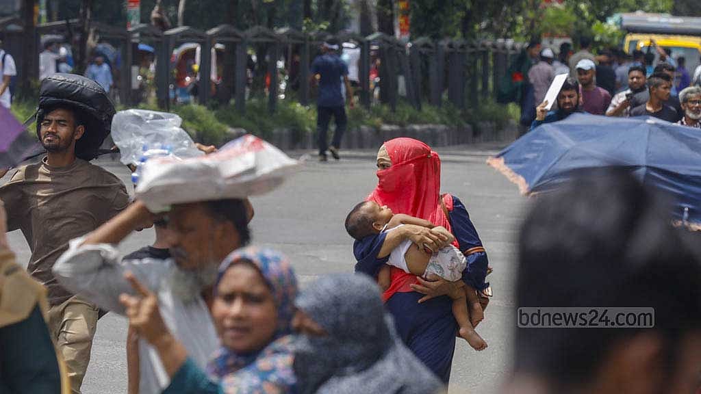 বুধবার আন্দোলনকারীদের দিনভর অবরোধে ভোগান্তিতে পড়ে সাধারণ মানুষ। 