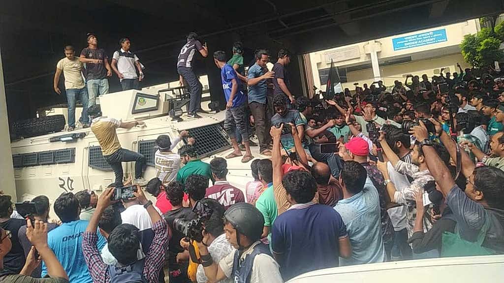 কোটা আন্দোলনে গত বৃহস্পতিবার কুমিল্লা ও চট্টগ্রামে পুলিশের সঙ্গে সংঘাত হয়েছে। রাজধানীর শাহবাগে পুলিশের গাড়িতে ভাঙচুরের অভিযোগ এনে মামলাও হয়েছে।