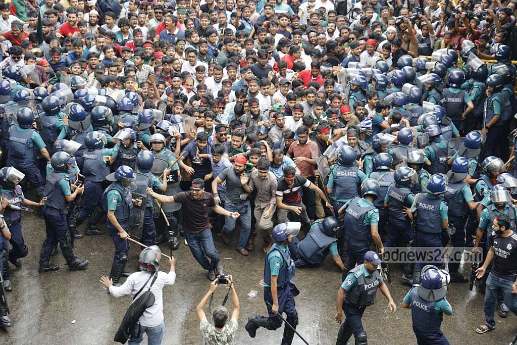 সরকারি চাকরিতে কোটা বাতিল করে জারি করা পরিপত্র অবৈধ ঘোষণার পর বাংলা ‘ব্লকেড নামে’ শিক্ষার্থীদের আন্দোলনের কারণে গোটা সপ্তাহ জুড়ে রাজধানীতে চলাচলে তীব্র ভোগান্তিতে পড়তে হয়েছে মানুষকে।