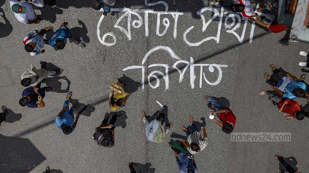 ২০১৭ ও ১৮ সালেও সরকারি চাকরিতে কোটা নিয়ে আন্দোলন হয়েছিল। সে সময় সরকার প্রথম ও দ্বিতীয় শ্রেণিতে কোটা বাতিল করে দিয়েছিল। সেই আদেশ হাই কোর্ট অবৈধ ঘোষণার পর ফের আন্দোলনে নেমেছে শিক্ষার্থীরা।