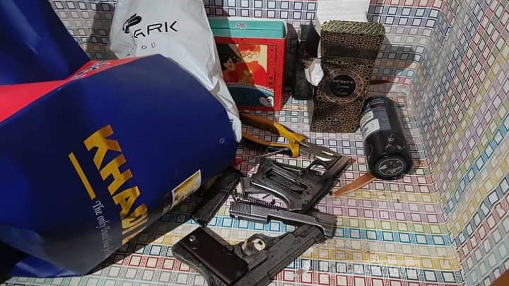 আন্দোলনরত শিক্ষার্থীরা বিশ্ববিদ্যালয় শাখা ছাত্রলীগের নেতাদের কক্ষ থেকে আগ্নেয়াস্ত্র বিভিন্ন দেশীয় অস্ত্র উদ্ধার করে নিয়ে আসে।
