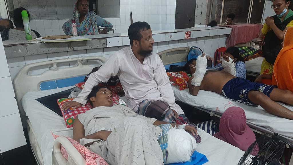 হাঁটুতে গুলি লাগার পর পা কেটে ফেলতে হয়েছে ১৬ বছরের কিশোর মো. রাকিবের। স্বপ্ন ছিল দুবাই গিয়ে ভালো আয় করবে, হাসপাতালে শুয়ে কেবল কেঁদে চলেছে সে। 