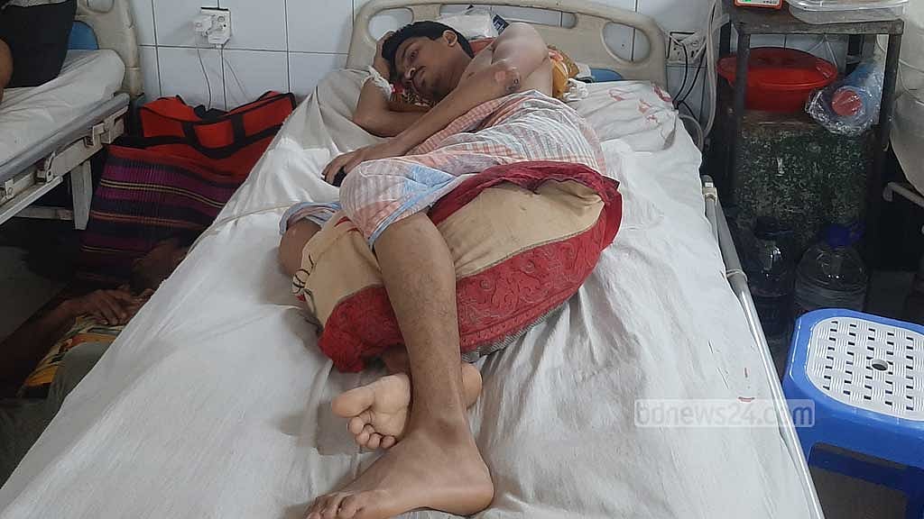 হাসপাতালে আহত মো. রাকিবুল।