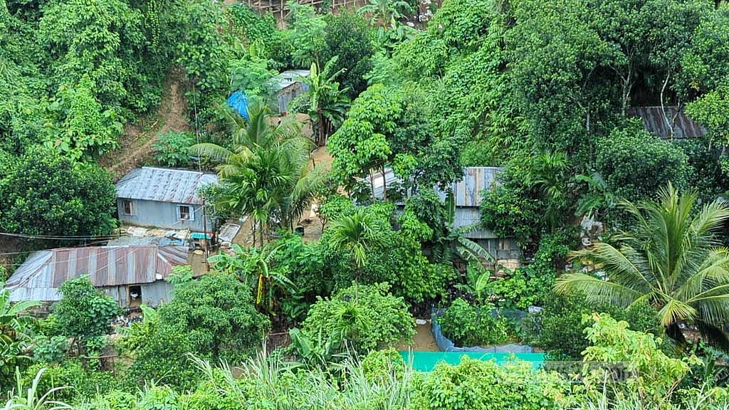 রাঙামাটি শহর ও আশেপাশের এলাকায় পাহাড়ের পাদদেশে ঝুঁকিতে বসবাসকারীরা। 