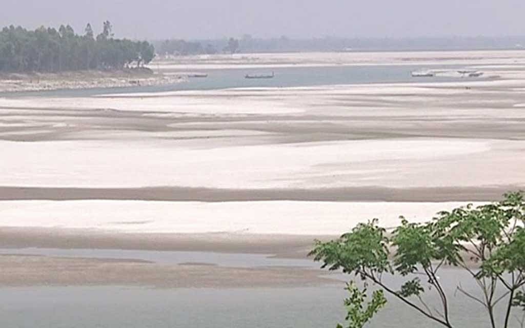 পানির অভাবে শুষ্ক মৌসুমে তিস্তায় জেগে ওঠা চর।