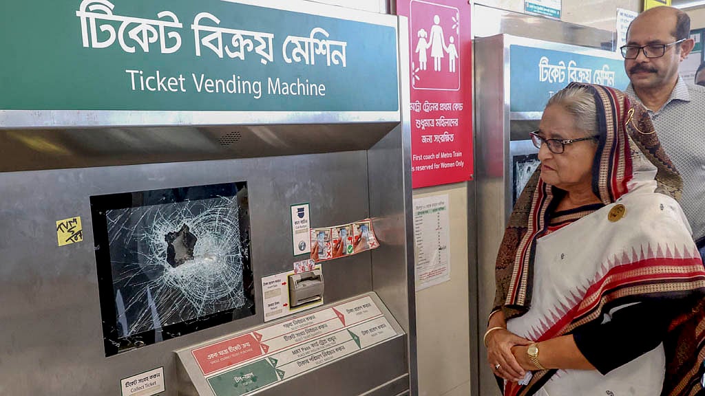 ক্ষতিগ্রস্ত মিরপুর ১০ নম্বর মেট্রোরেল স্টেশন ঘুরে দেখেন প্রধানমন্ত্রী শেখ হাসিনা। ছবি: পিএমও