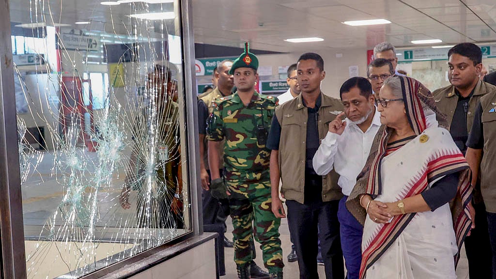 ক্ষতিগ্রস্ত মিরপুর ১০ নম্বর মেট্রোরেল স্টেশন ঘুরে দেখেন প্রধানমন্ত্রী শেখ হাসিনা। ছবি: পিএমও