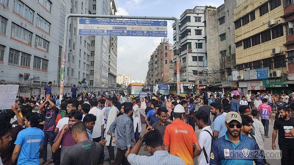 চানখাঁর পুল এলাকায় রাস্তা অবরোধ করেন কয়েকটি শিক্ষা প্রতিষ্ঠানের শিক্ষার্থীরা। ছবি: রাসেল সরকার