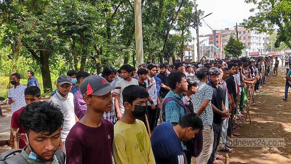 শাহজালাল বিজ্ঞান ও প্রযুক্তি বিশ্ববিদ্যালয়ে গায়েবানা জানাজা আদায় করেছে শিক্ষার্থীরা। 