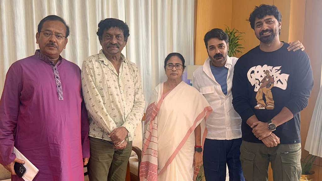 নবান্নে মুখ্যমন্ত্রী মমতা বন্দ্যোপাধ্যায়ের সঙ্গে পরিচালক গৌতম ঘোষ, অভিনেতা প্রসেনজিৎ চট্টোপাধ্যায়, দীপক অধিকারী দেব এবং মন্ত্রী অরূপ বিশ্বাস।