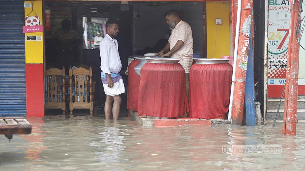 শুক্রবার ভারি বৃষ্টিতে রাজধানীর গ্রিন রোডের দোকানগুলোতেও ঢুকে পড়ে পানি। ছবি মাহমুদ জামান অভি