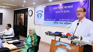 বেনজীরের সময় বাড়ানোর আবেদন ‘জনৈক ব্যক্তি’ গেইটে দিয়ে যান: দুদক চেয়ারম্যান