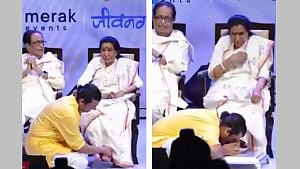 অগ্রজকে শ্রদ্ধা, গোলাপ জলে আশার পা ধোয়ালেন সোনু