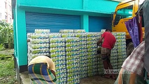 পটুয়াখালীতে প্রায় ২৭ হাজার ক্যান বিয়ারসহ আটক ৩