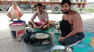 ট্রাকে বেঁধেছেন জীবনের চাকা: পরিবার আছে, উৎসব নেই