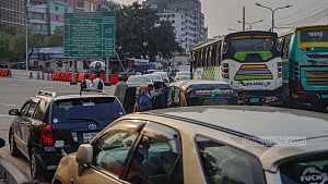 ফিলিং স্টেশন বাড়াচ্ছে যানজট