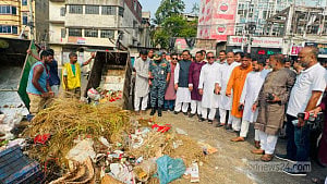 পশুর বর্জ্য অপসারণ: চট্টগ্রামে নামল ৩২২ গাড়ি