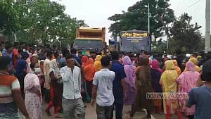 শ্রমিক বিক্ষোভে ঢাকা-চট্টগ্রাম মহাসড়কে ধীরগতি