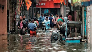 দিল্লিতে রেকর্ড বৃষ্টিতে ১১ জনের মৃত্যু