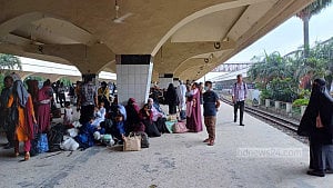 Early Eid travellers face delays as Kamalapur crowds swell
