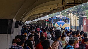 ঈদযাত্রায় চাপ বেড়েছে ট্রেনে
