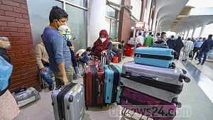 বিদেশ থেকে তিনটার বেশি মোবাইল ফোন আনা যাবে না