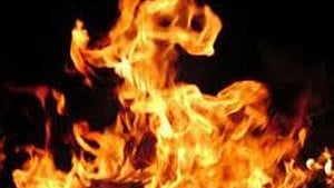 ডেমরায় কালি তৈরির কারখানায় আগুন