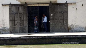 গাইবান্ধায় সরকারি গুদাম থেকে ‘২০০ টন চাল-গম গায়েব’