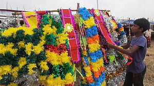গরুর হাটে মালার কদর, দাম ৫ হাজার পর্যন্ত