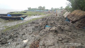 উপকূলজুড়ে বেড়িবাঁধের জন্য হাহাকার